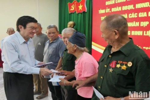 Nguyên Chủ tịch nước Trương Tấn Sang tặng quà cho các gia đình chính sách tại Tuyên Quang