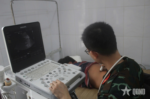 Quân y đảo Song Tử Tây cấp cứu ngư dân bị chấn thương nặng khi đánh bắt trên biển