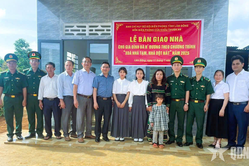 Bộ đội Biên phòng tỉnh Lâm Đồng bàn giao nhà tặng hộ nghèo