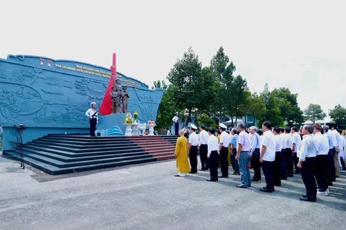 Dâng hương tưởng nhớ anh hùng, liệt sĩ làm nhiệm vụ trên Đoàn tàu không số