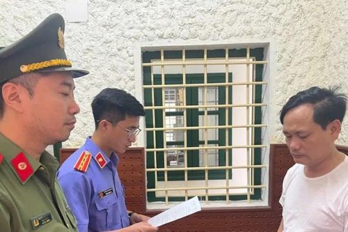 Bắt một phóng viên tạp chí vì sử dụng giấy tờ giả của cơ quan, tổ chức