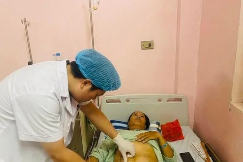 Tự uống thuốc đau bụng, người đàn ông vỡ ruột thừa nguy kịch