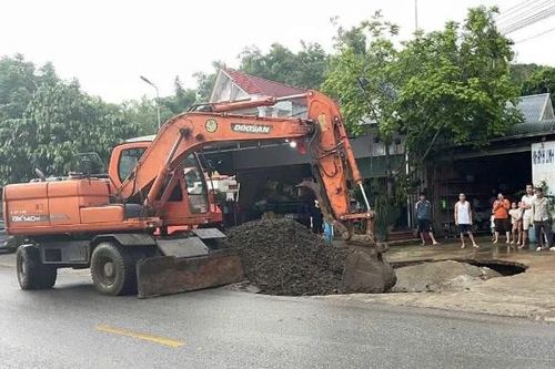 Khắc phục xong hố sụt lún lớn sát mép quốc lộ 12B qua Phú Thọ