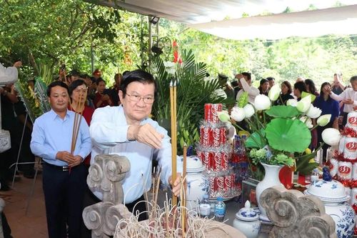 Nguyên Chủ tịch nước Trương Tấn Sang dâng hương các Anh hùng Liệt sĩ Vị Xuyên