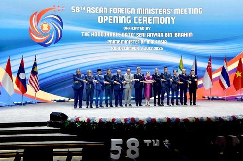 Hải đăng soi đường cho tàu ASEAN vượt sóng