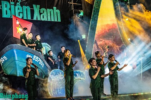 'Màu lá rừng trên màu biển xanh'