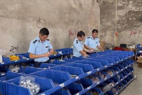 Quảng Ninh phát hiện kho hàng lậu 'ẩn danh' điều hành bằng phần mềm Trung Quốc, liên kết hàng trăm tài khoản TikTok