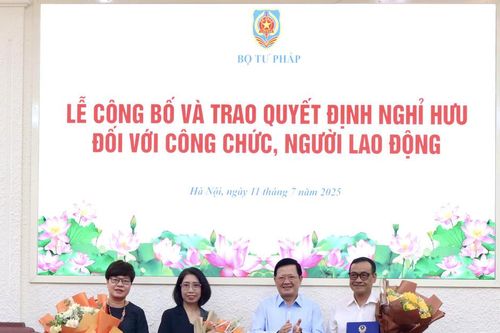 Trao quyết định nghỉ hưu cho 3 cán bộ tư pháp