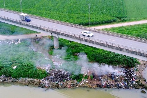 Rác thải tràn ngập dưới chân cầu hơn 900 tỷ đồng