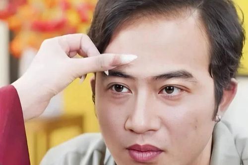 Vụ nghệ sĩ Việt quảng cáo phun chân mày để cải vận: Tiếp tay mê tín trục lợi