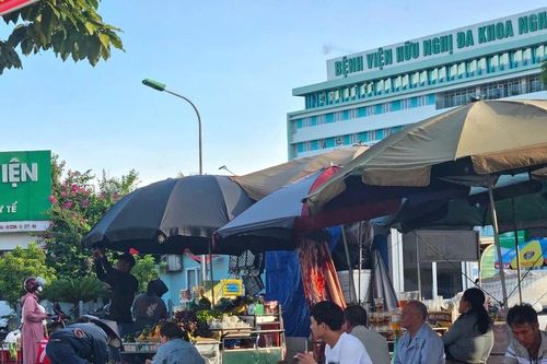Bất chấp biển cấm, vẫn xuất hiện 'chợ cóc' trước cổng bệnh viện lớn nhất Nghệ An