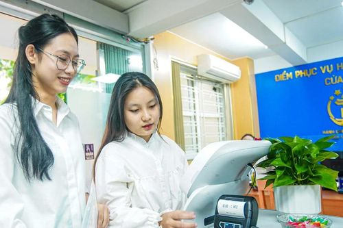 Độc đáo 'nhân viên AI' phục vụ hành chính công tại Hà Nội