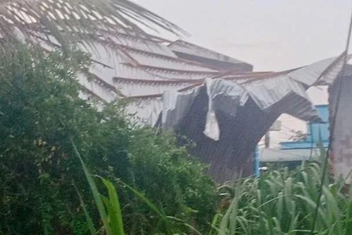Mưa lớn gió giật mạnh, gần chục căn nhà ở Lâm Đồng bị tốc mái