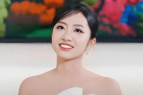 Check-in một ngày đi làm của Hoa hậu Hà Trúc Linh và Á hậu Châu Anh, Vân Nhi