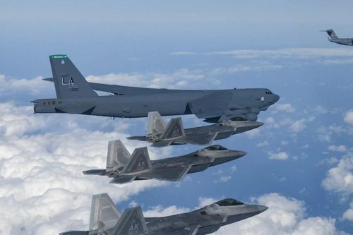 'Pháo đài bay' B-52 tham gia tập trận không quân chung Mỹ - Nhật - Hàn