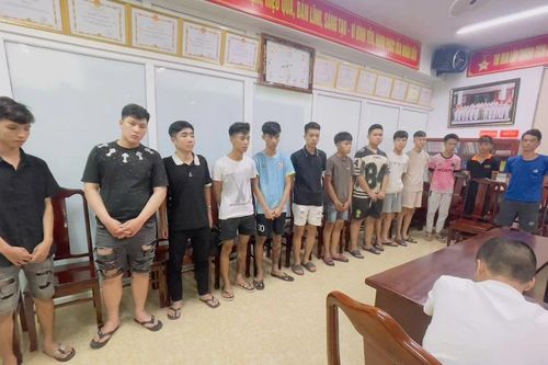 Chặn đứng gần 40 đối tượng mang dao, kiếm ra Quốc lộ 1 tìm đối thủ hỗn chiến