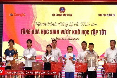 'Hành trình Công lý và Trái tim' trao quà, xe đạp cho học sinh vượt khó tại Quảng Trị
