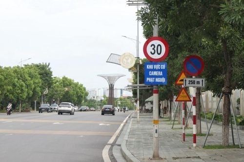 Cận cảnh đoạn đường rộng 35m bị giới hạn 30km/h khiến tài xế bất ngờ