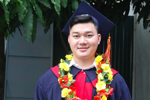 Bố mẹ không biết chữ, con trai vượt hành trình 600km tốt nghiệp thủ khoa đại học
