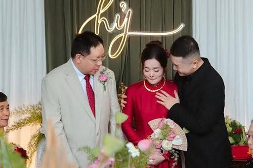 Ở vậy suốt 25 năm, mẹ được con trai 'gả đi' ở tuổi 53 làm nhiều người xúc động