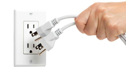 Có cần rút phích cắm thiết bị điện tử khi có dông sét không?