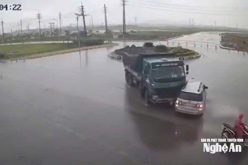 Bất ngờ dừng giữa đường, xe 7 chỗ bị xe tải tông mạnh gần Khu công nghiệp VSIP