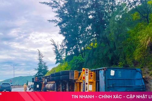 Xe container lật ngang giữa đường, 2 người bị thương