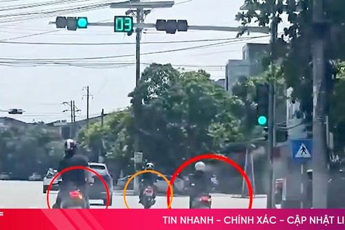 Xi nhan 'một đàng', xe máy di chuyển... 'một nẻo'!