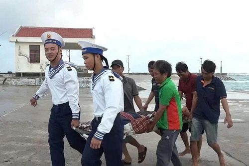 Cấp cứu ngư dân bị chấn thương nặng do tai nạn lao động trên biển