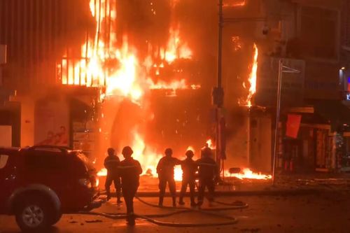 TP Hồ Chí Minh: Biển quảng cáo cháy lan sang nhà cao tầng, thiêu rụi nhiều tài sản