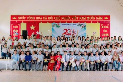 20 năm ngày trở về đầy xúc động của cựu học sinh Trường THPT Tô Văn Ơn