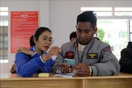 Tuổi trẻ hỗ trợ đồng bào vùng sâu tiếp cận chính quyền số