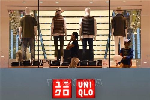 Công ty mẹ của Uniqlo dự định tăng giá để 'giảm đau' do thuế quan