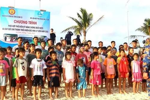Hội LHPN đặc khu Lý Sơn: Huấn luyện bơi an toàn cho trẻ em