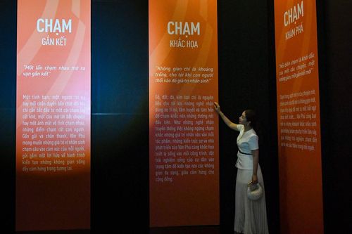 'Chạm vị nhân sinh': Triển lãm nghệ thuật đa giác quan gây sốt giới trẻ Hà Nội