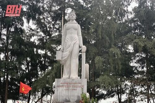 Nguyễn Thị Lợi: Người 'tạc hồn' nơi sóng biển khơi