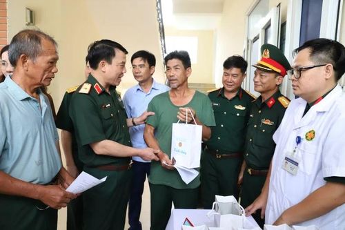 Khám bệnh, cấp thuốc miễn phí và tặng quà cho các gia đình chính sách, hộ nghèo tại xã Yên Thọ