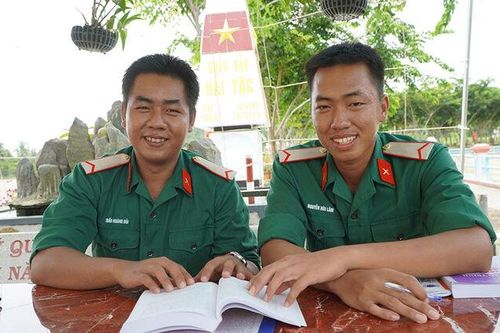 Khi thanh niên đại học khoác áo lính