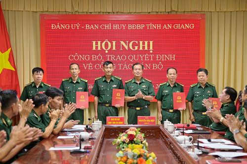 Trao quyết định về công tác cán bộ biên phòng An Giang