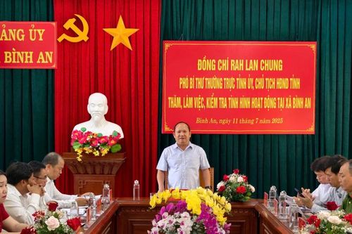 Phó Bí thư Thường trực Tỉnh ủy Rah Lan Chung kiểm tra mô hình 2 cấp tại xã Bình An
