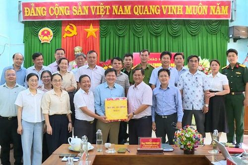 Phó Chủ tịch Thường trực HĐND tỉnh Trương Văn Đạt kiểm tra hoạt động xã đảo Nhơn Châu