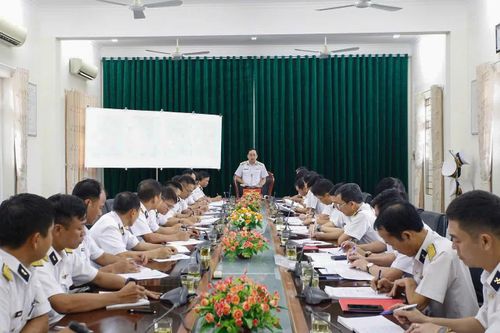 Tư lệnh Hải quân kiểm tra tại Lữ đoàn 954