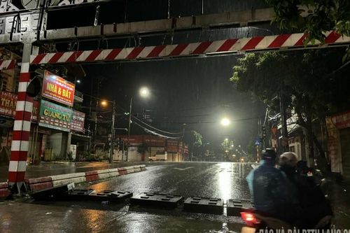 Ô tô tải va chạm gây hư hỏng cổng chào đường Ngô Quyền, phường Đông Kinh