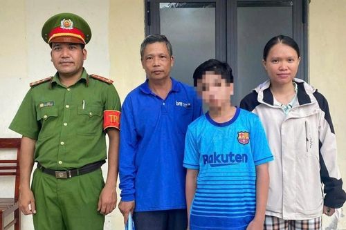 Công an xã Đạ Huoai 3 giúp bé trai 11 tuổi đi lạc về với gia đình