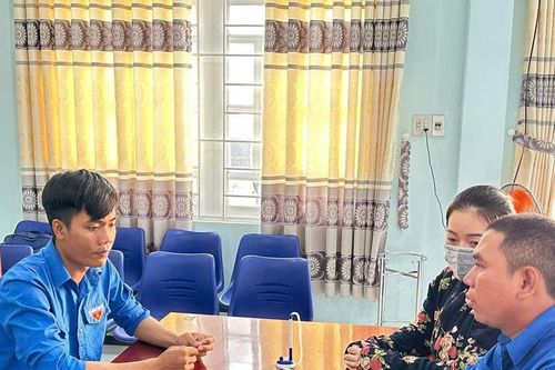 Tuổi trẻ xã Sông Lũy hỗ trợ người dân tiếp cận chuyển đổi số