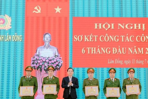Chủ tịch tỉnh Lâm Đồng biểu dương, khen thưởng Công an tỉnh có thành tích xuất sắc giữ vững ANTT