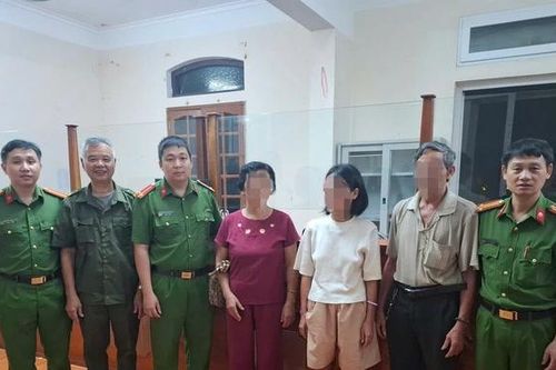 Công an phường giúp đỡ người phụ nữ có dấu hiệu trầm cảm đi lạc trở về với gia đình