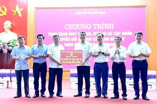 Trao tặng máy tính, máy in cho các khu dân cư tại xã Lâm Thao