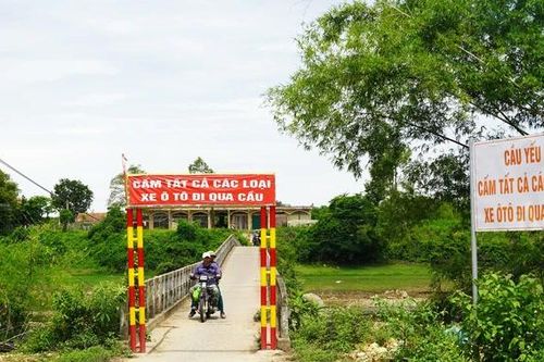 Cầu Chợ xuống cấp nghiêm trọng, người dân 'nín thở' lưu thông
