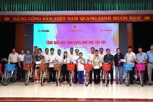 Tặng quà cho học sinh vượt khó học tập tốt